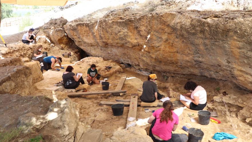 Texto Alternativo: La Comunidad de Madrid abre hoy el proceso de inscripción para visitar el Parque Arqueológico de El Valle de los Neandertales en Pinilla del Valle