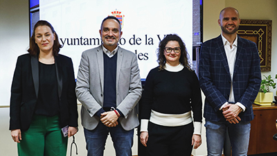 Texto Alternativo: El alcalde firma el convenio con la Asociación 4 Gatos Madrid para la gestión eficaz de las colonias felinas