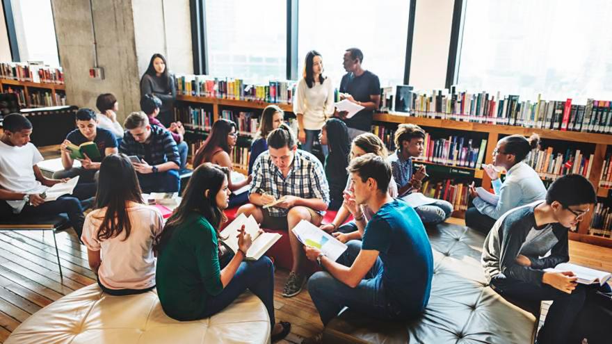 Texto Alternativo: La Comunidad de Madrid refuerza su posición como destino de negocios y centro de aprendizaje del español gracias a dos acuerdos con asociaciones del sector