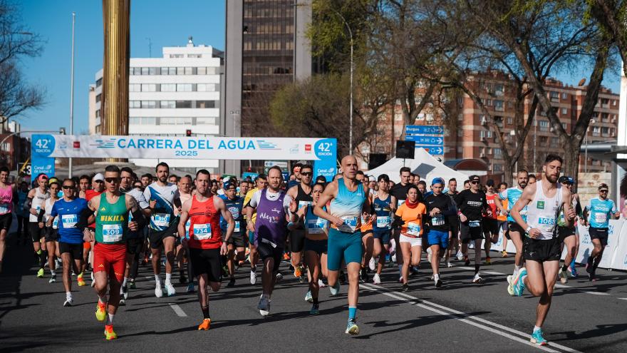 Texto Alternativo: La Comunidad de Madrid reúne a 4.500 corredores en la 42ª Carrera del Agua, un 25% más que el año pasado