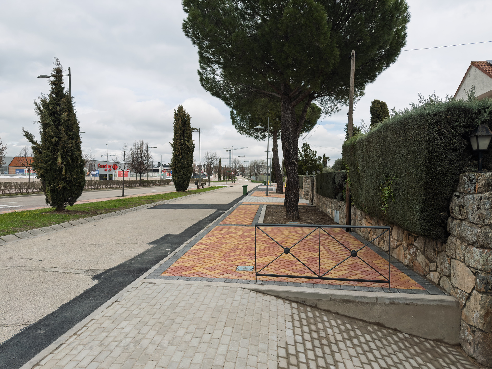 Texto Alternativo: Finalizan las obras de acerado de la calle Monte Aitana, en Olivar de Mirabal