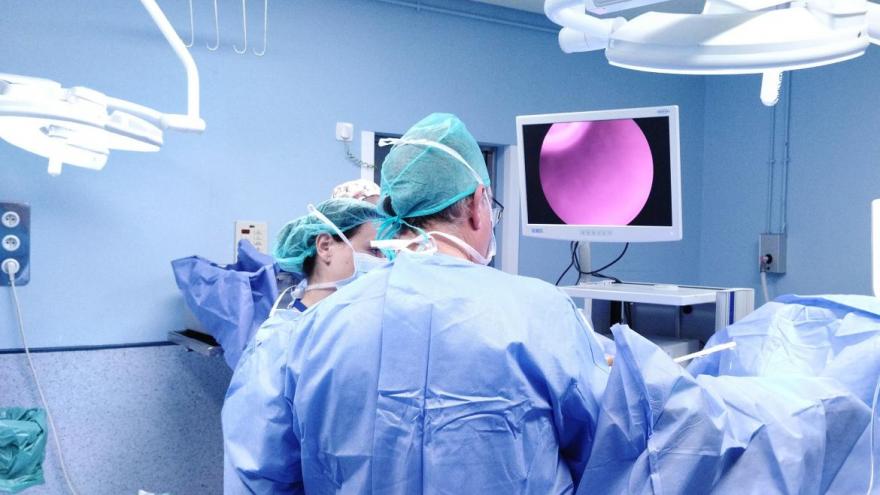 Texto Alternativo: El Hospital público Clínico San Carlos recibe a una delegación de urólogos japoneses y europeos interesados en su programa de cirugía robótica