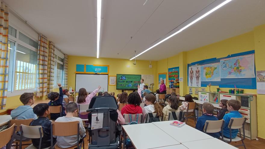 Texto Alternativo: Profesionales del Consultorio de Villamanrique de la Comunidad enseñan a desayunar de forma saludable en el Colegio Público Virgen de Arbuel