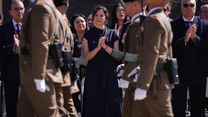Texto Alternativo: Díaz Ayuso: “La separación artificial entre el pueblo de Madrid y su Ejército, que es una de las instituciones más queridas, no se había visto nunca”