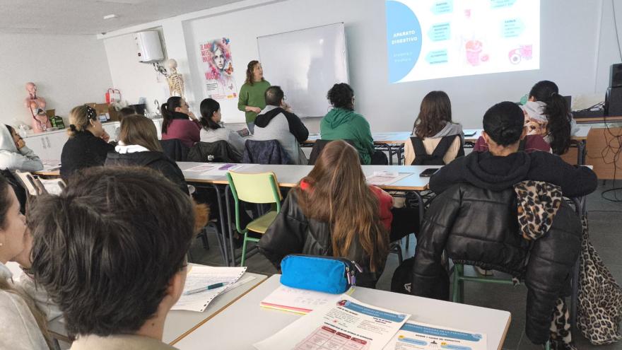 Texto Alternativo: El Hospital público del Tajo forma a alumnos de Formación Profesional de Aranjuez en cuidados del paciente ostomizado