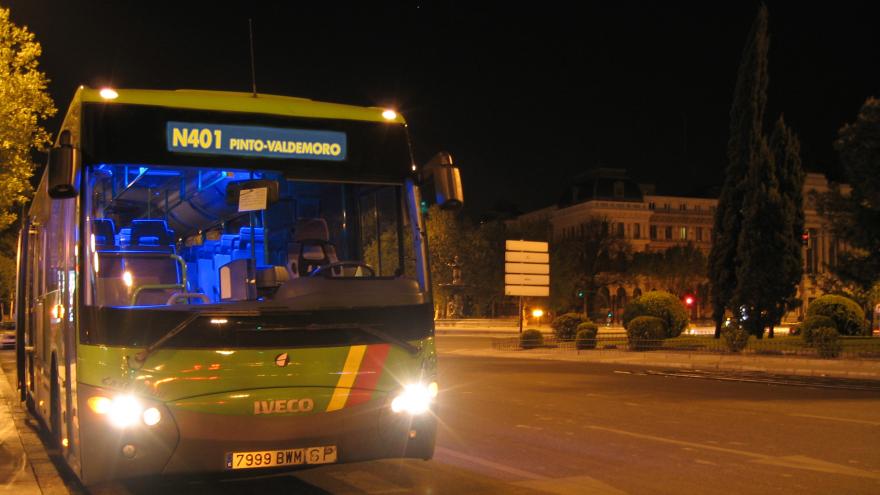 Texto Alternativo: La Comunidad de Madrid supera los 21.000 usuarios en la parada a demanda en autobuses interurbanos nocturnos