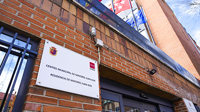 Texto Alternativo: El ayuntamiento impulsa un proyecto de voluntariado intergeneracional entre alumnos del Colegio Villa de Móstoles y los mayores de la Residencia Juan XXIII