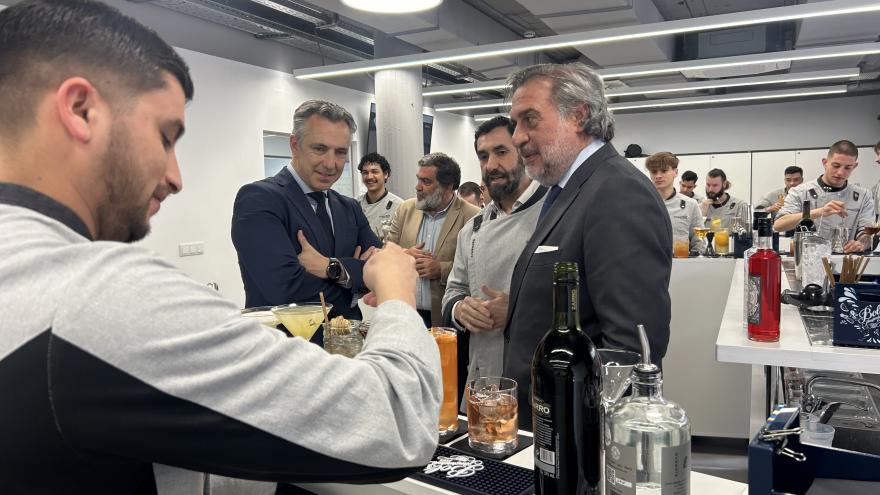 Texto Alternativo: La Comunidad de Madrid firma un convenio con la Cámara Oficial de Comercio para promocionar los productos de proximidad entre alumnos de hostelería