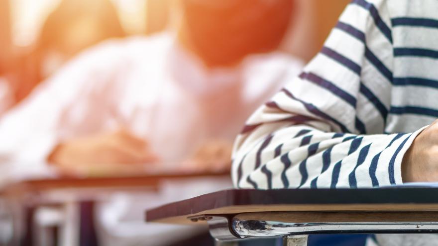 Texto Alternativo: La Comunidad de Madrid aprueba ayudas complementarias para más de 6.500 estudiantes de universidades públicas con beca Erasmus+