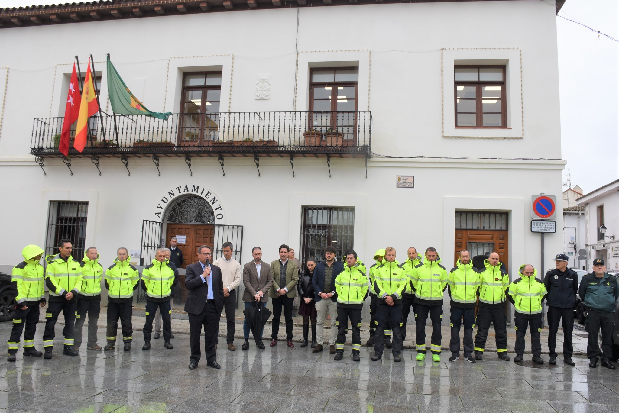 Texto Alternativo: Emotivo y sentido minuto de silencio en memoria de los dos bomberos del parque de Alcorcón