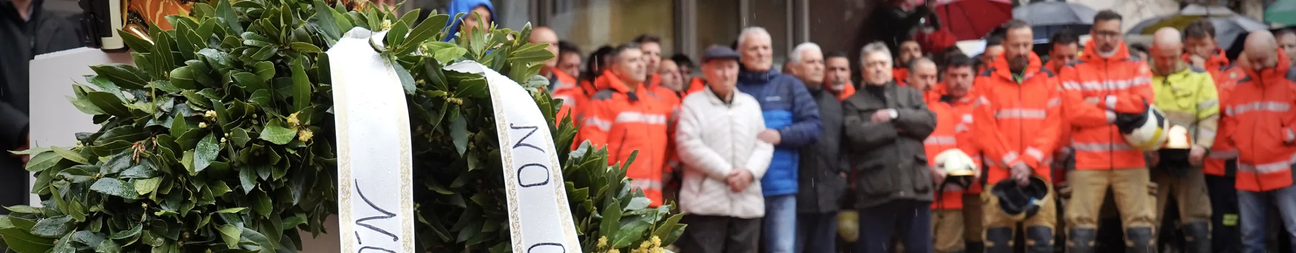 Texto Alternativo: Alcorcón guarda cinco minutos de silencio en memoria de los dos bomberos fallecidos en un incendio ocurrido en un garaje de la calle Los Lilos