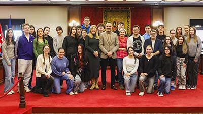 Texto Alternativo: Alumnos franceses de un programa de intercambio con el IES Los Rosales visitan el Ayuntamiento de Móstoles