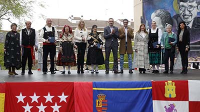Texto Alternativo: El alcalde asistió al III Encuentro de Casas Regionales de Castilla y León, celebrado en la Plaza de la Cultura de Móstoles