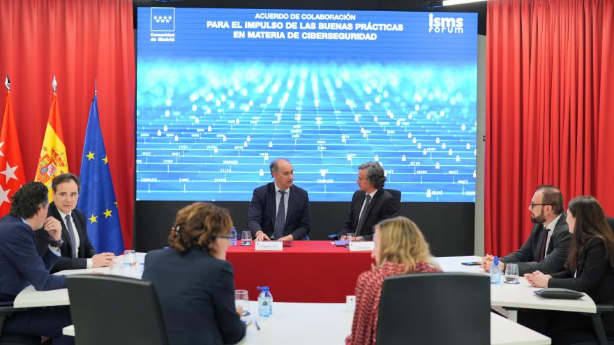 Texto Alternativo: La Comunidad de Madrid firma un acuerdo para formar y sensibilizar a ciudadanos y empresas sobre los riesgos y desafíos del entorno digital