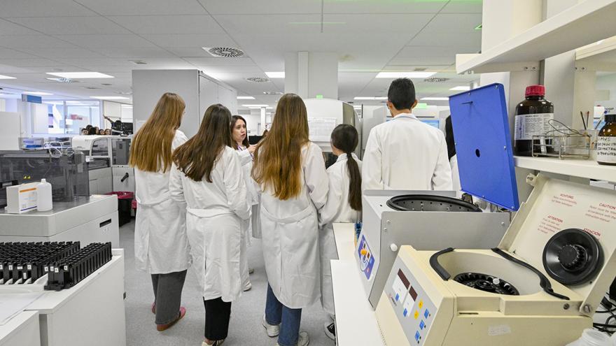Texto Alternativo: El Hospital público Gregorio Marañón abre sus puertas a 60 alumnos de 4º de la ESO para despertar vocaciones en futuros profesionales de la salud