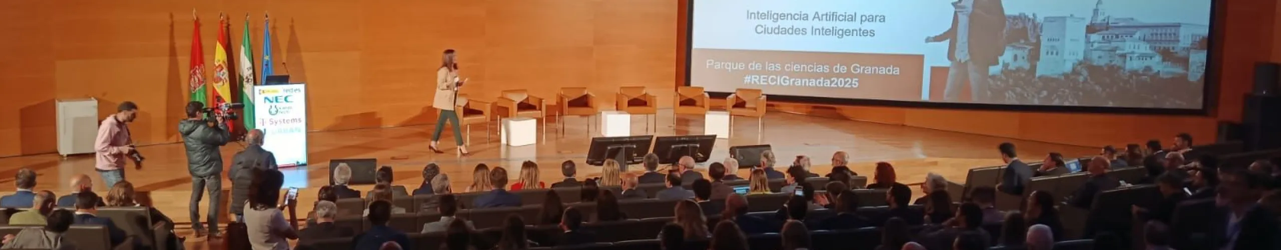 Texto Alternativo: La alcaldesa de Alcorcón, Candelaria Testa, participa en el I Comité Técnico de la RECI 2025 que analiza la Inteligencia Artificial para las Ciudades Inteligentes