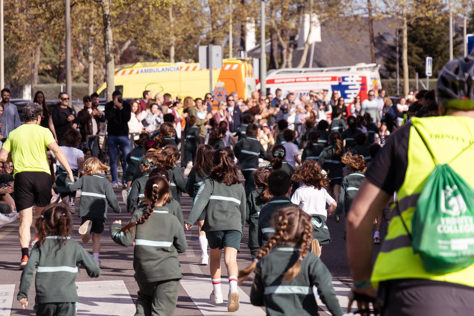 Texto Alternativo: El colegio Trinity College corre a favor de UNICEF
