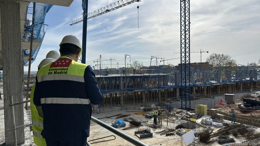 Texto Alternativo: La Comunidad de Madrid avanza en la construcción de 318 viviendas de alquiler asequible en Navalcarnero
