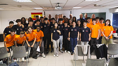 Texto Alternativo: El alcalde entrega los diplomas del proyecto “4º ESO+Empresa” a los alumnos participantes de centros educativos mostoleños