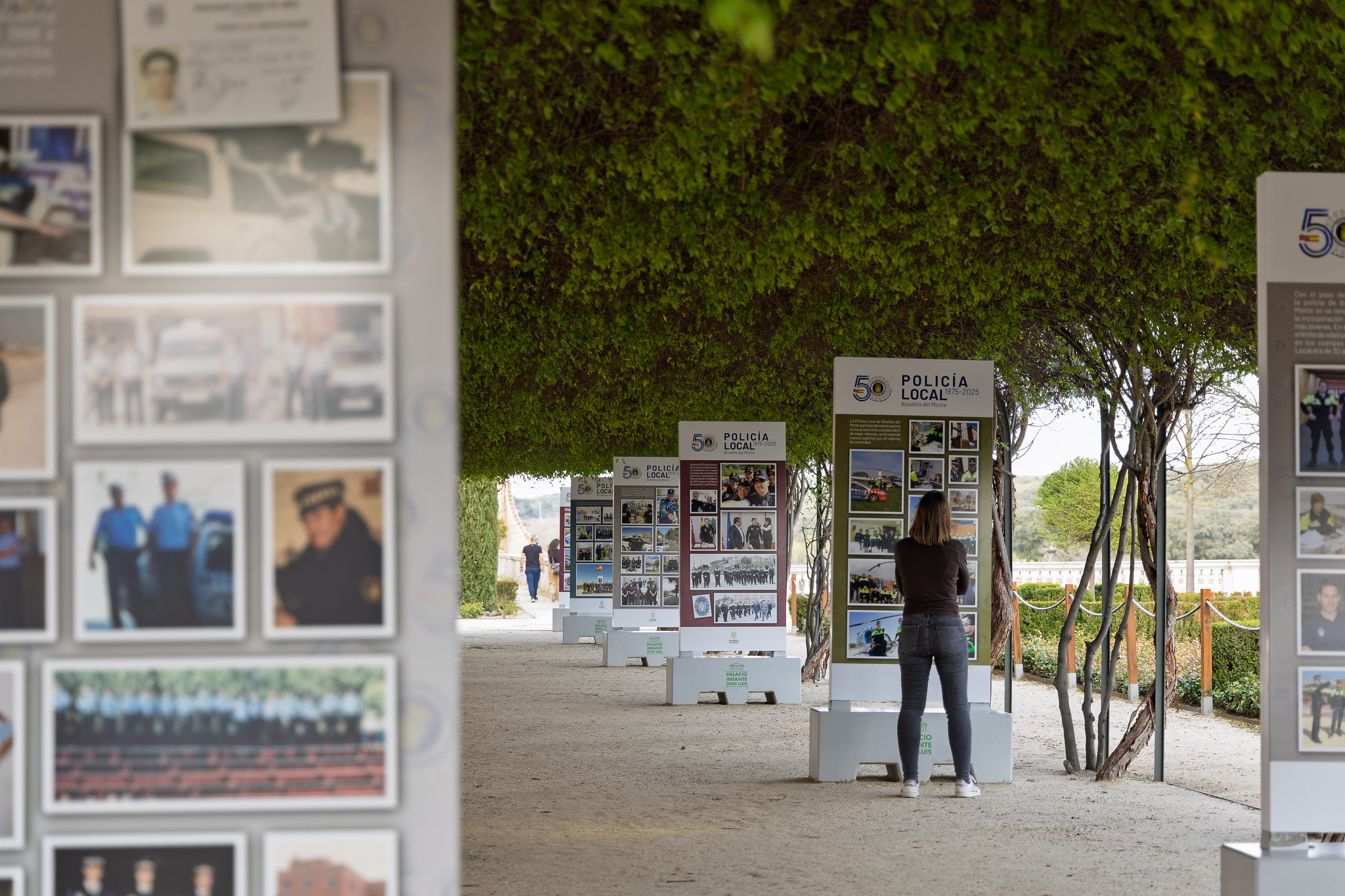 Texto Alternativo: Una exposición fotográfica en los jardines del Palacio recoge los 50 años de la Policía Local