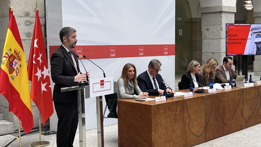 Texto Alternativo: La Comunidad de Madrid detalla a una treintena de alcaldes la transformación de los Juzgados de Paz en Oficinas de Justicia en los Municipios