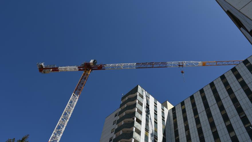 Texto Alternativo: El Hospital público Ramón y Cajal comienza las obras de rehabilitación de sus fachadas