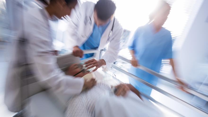 Texto Alternativo: Un profesional del Hospital público de La Princesa, entre los 10 mejores intensivistas españoles