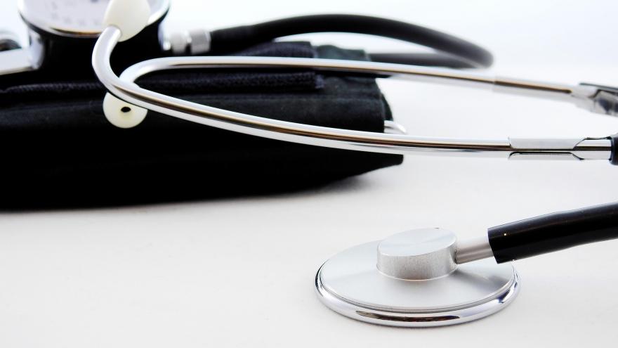 Texto Alternativo: Profesionales del Hospital público Infanta Sofía imparten charlas y talleres a la población en la Semana de la Salud
