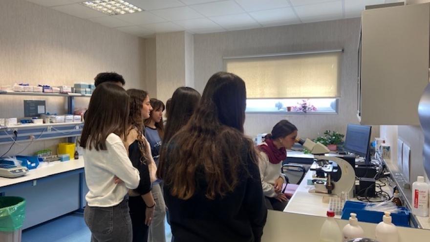 Texto Alternativo: Los hospitales públicos de la Comunidad de Madrid reciben a más de 650 alumnos de la región en el marco del programa 4º ESO + Empresa