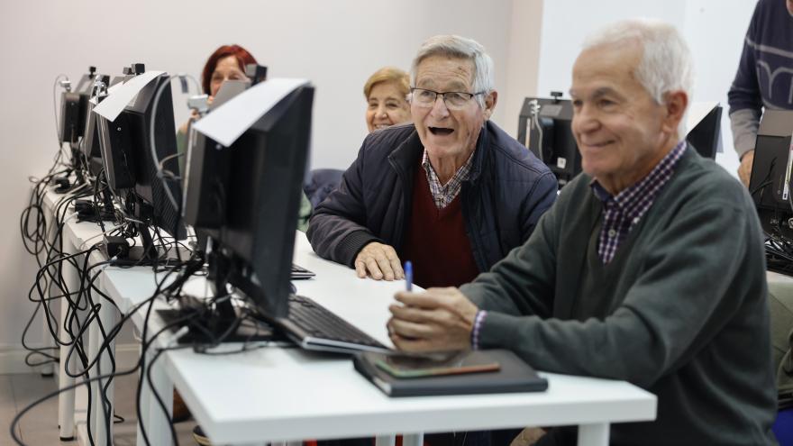 Texto Alternativo: La Comunidad de Madrid forma a más de 10.000 personas con nuevas tecnologías en sus Centros de Capacitación Digital
