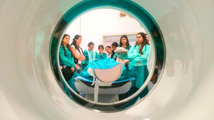 Texto Alternativo: El Hospital público Severo Ochoa acoge a 50 alumnos de 4º de la ESO de 18 centros educativos para orientar su futuro profesional