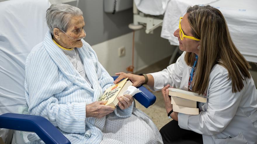 Texto Alternativo: El Hospital público Gregorio Marañón celebra el Día del Libro con sus pacientes entre poemas y música