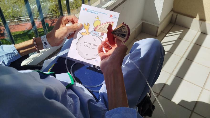 Texto Alternativo: El Hospital público Guadarrama conmemora el Día del Libro con pacientes, familiares y profesionales