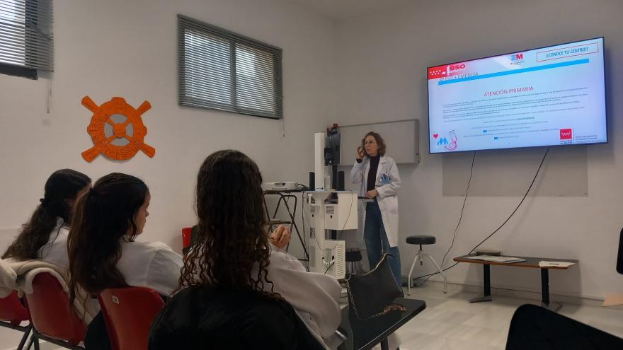Texto Alternativo: El Centro de Salud Colmenar de Oreja enseña cómo funciona la Atención Primaria a estudiantes del IES Carpe Diem
