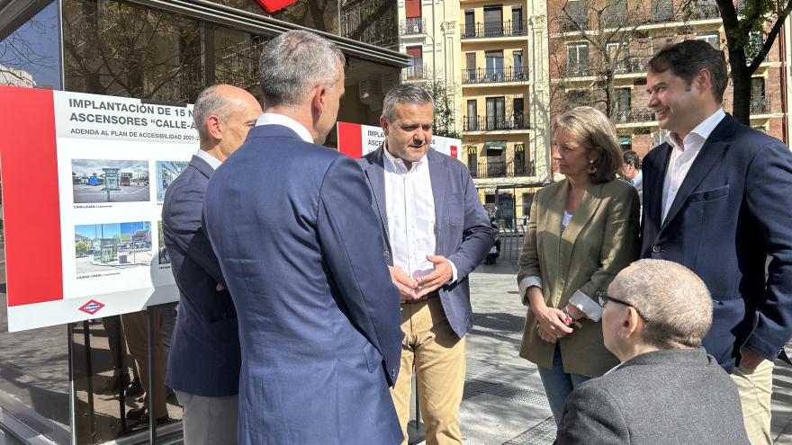 Texto Alternativo: La Comunidad de Madrid inicia la instalación de 15 nuevos ascensores en estaciones de Metro para acceder al andén desde la calle