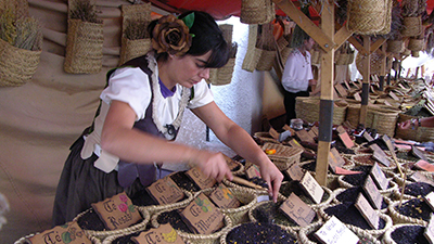 Texto Alternativo: El Mercado Goyesco, el Desfile Goyesco de Gigantes y Cabezudos, el pregón, el chupinazo y los fuegos artificiales arrancan las Fiestas del 2 de Mayo