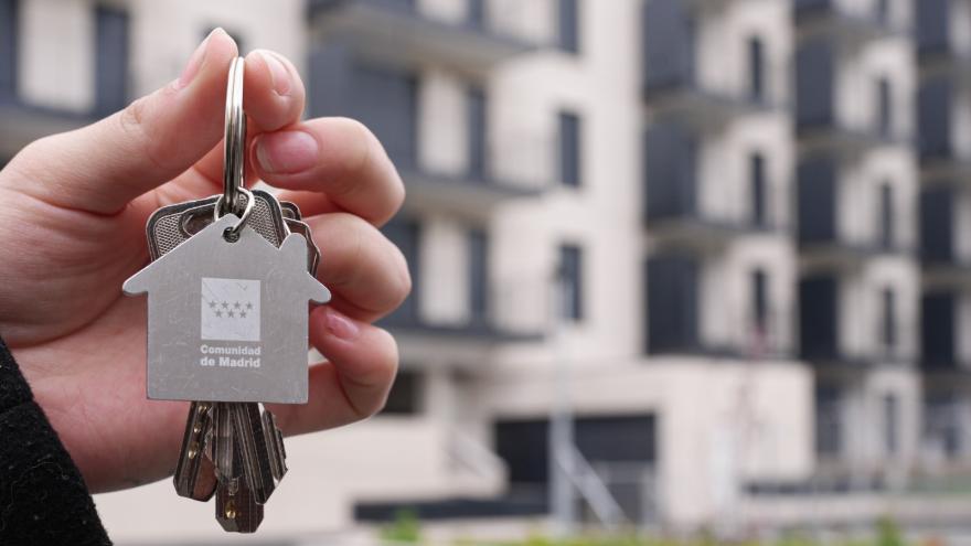 Texto Alternativo: La Comunidad de Madrid inicia el buzoneo de 15.000 dípticos en los pisos de la Agencia de Vivienda Social para promover un entorno vecinal libre de drogas