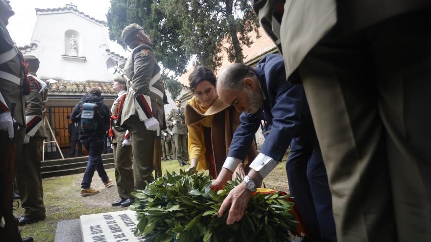 Texto Alternativo: Díaz Ayuso, en la ofrenda floral a los Héroes del 2 de Mayo: “A todos los que dieron su vida por la libertad y la soberanía del pueblo español”