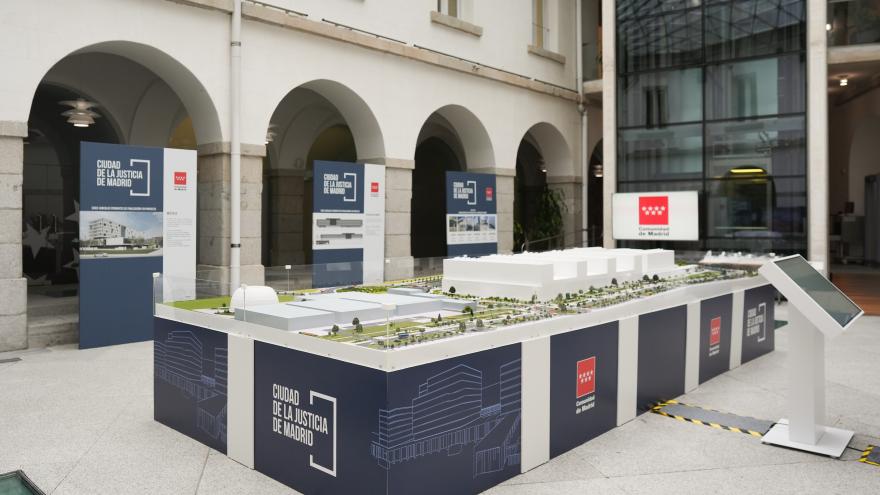 Texto Alternativo: La Comunidad de Madrid abre la exposición itinerante con la maqueta de la Ciudad de la Justicia