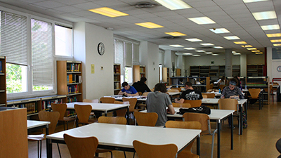 Texto Alternativo: Las salas de estudio de las bibliotecas Central y Coimbra de Móstoles amplían su horario por los exámenes