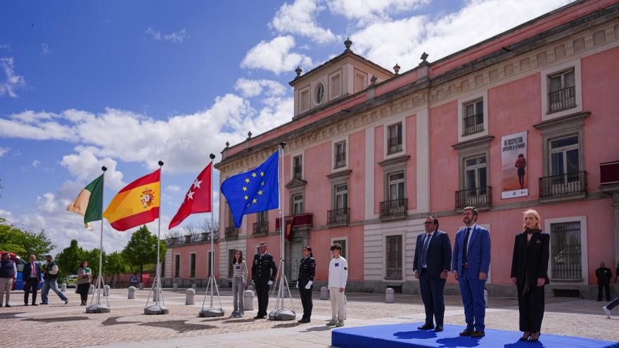 Texto Alternativo: La Comunidad de Madrid conmemora el Día de Europa con un acto de izado de su bandera en Boadilla del Monte
