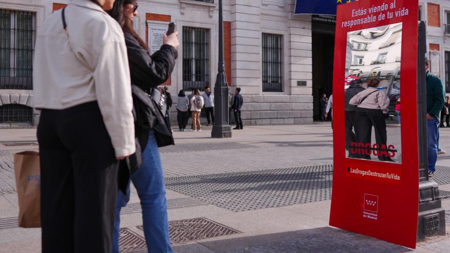 Texto Alternativo: La Comunidad de Madrid reparte 1.700 carteles-espejo para concienciar a la juventud sobre el efecto nocivo de las drogas