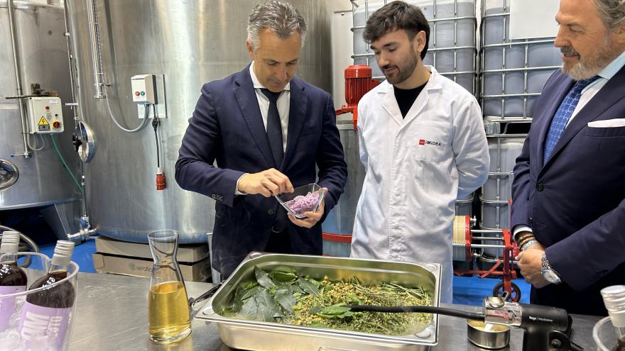 Texto Alternativo: La Comunidad de Madrid la Comunidad presenta un vermú ahumado a base de caramelos de violetas elaborado por el IMIDRA
