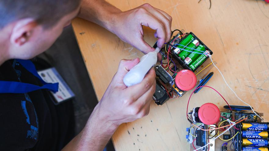 Texto Alternativo: La Comunidad de Madrid compite con 80 jóvenes en el concurso de creación de robots Eurobot Spain