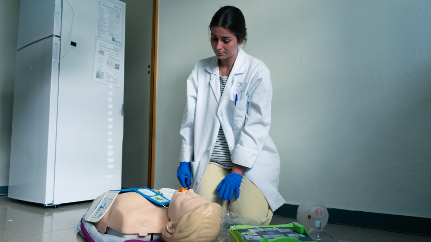 Texto Alternativo: Más de 200 alumnos de Medicina de la Universidad Autónoma de Madrid realizan la prueba ECOE en el Hospital público La Paz