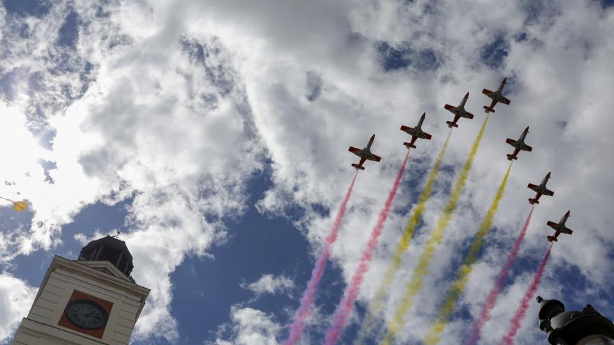 Texto Alternativo: La Real Casa de Correos acoge la exposición 40 años de la Patrulla Águila. Volar en equipo