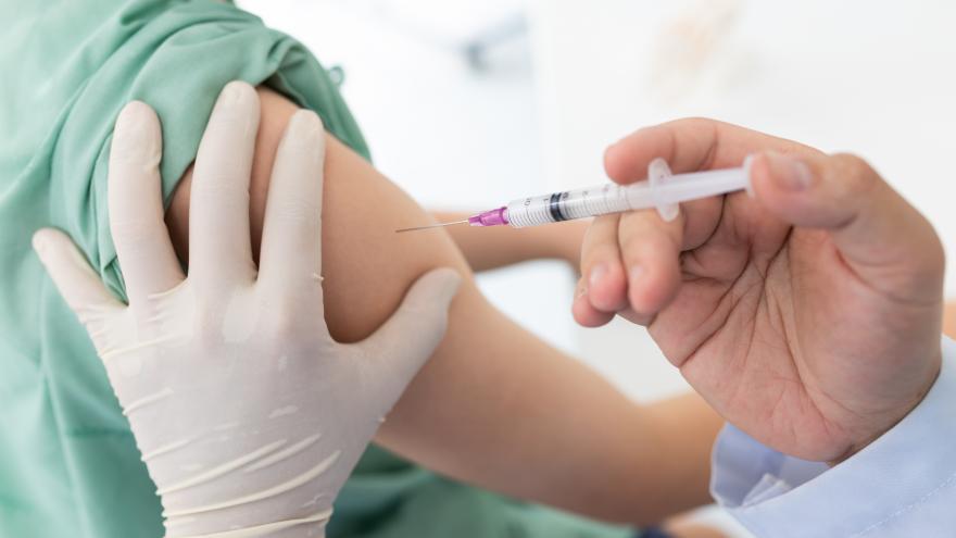 Texto Alternativo: La Comunidad de Madrid comprará 100.000 vacunas contra la bronquiolitis y neumonía en mayores y adultos vulnerables