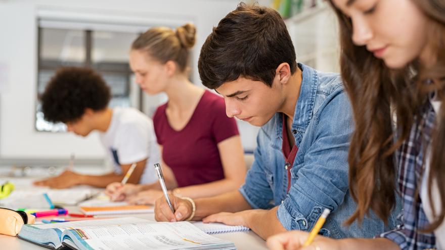 Texto Alternativo: La Comunidad de Madrid creará más de 5.200 plazas educativas con la construcción de 5 nuevos colegios e institutos en Madrid y Colmenar Viejo