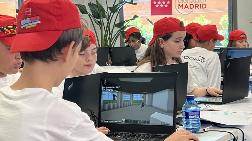 Texto Alternativo: La Comunidad de Madrid celebra la final de la I Liga Minecraft con 10 equipos que han recreado la sede de Digitaliza Madrid a partir de un monumento