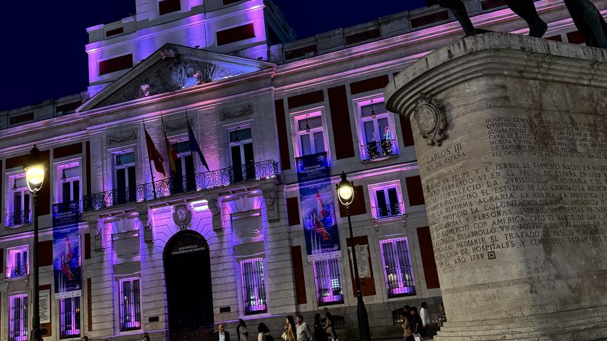 Texto Alternativo: La Comunidad de Madrid ilumina de rosa coral la fachada de la Real Casa de Correos por el primer Día Mundial de la Esofagitis Eosinofílica